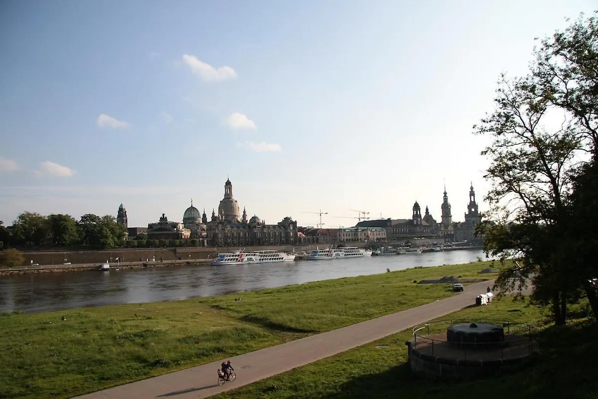 Apartment Exclusive Bungalow! 4 Rooms, 8 People, 2X Parking Dresden
